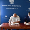 www.mazowieckie.pl - burmistrz Pionek Robert Kowalczyk i wicewojewoda Artur Standowicz podpisujący umowę na dofinansowanie